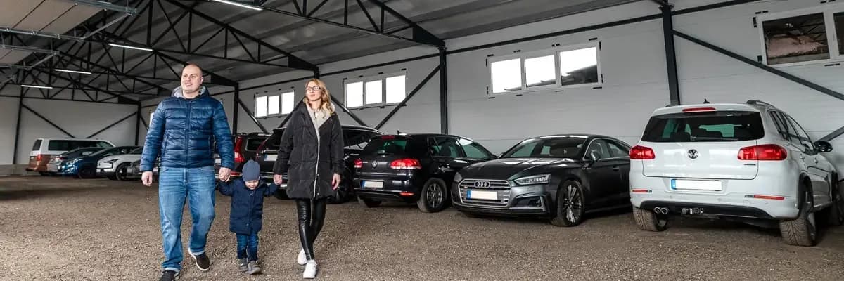 Nyugodt utazás, biztonságos parkolás – Fedett reptéri parkoló előnyei