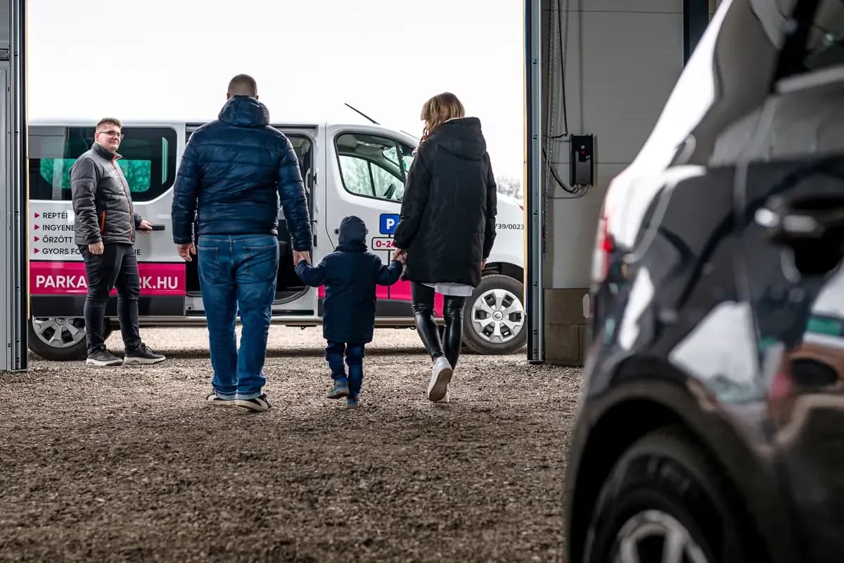 Fapados járat + prémium reptéri parkolás? – Igen, van értelme!